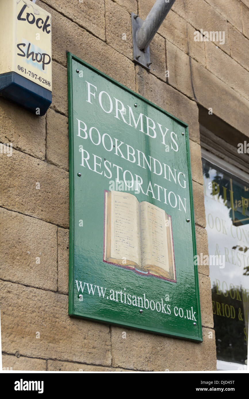 Signe extérieur à Formbys la reliure et la restauration de livres, Place du marché, Ramsbottom, Lancashire. Banque D'Images