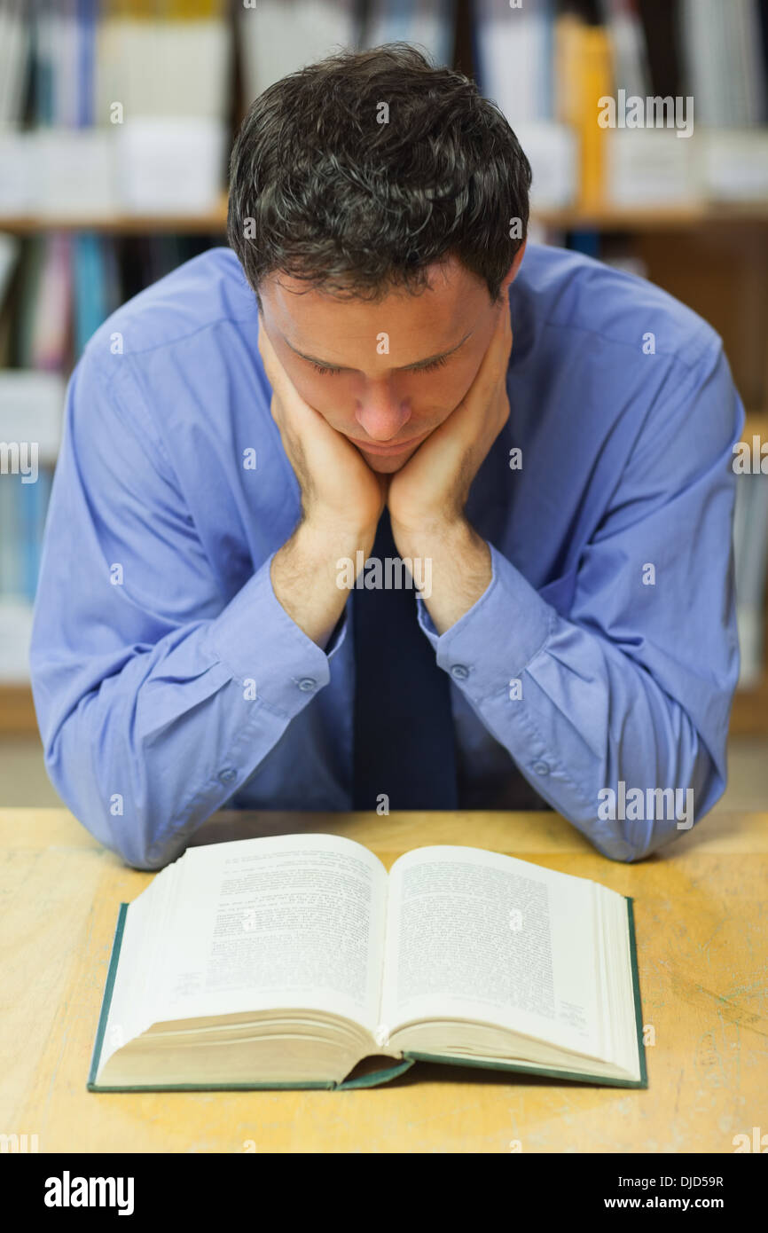 Lire un livre de la bibliothèque ciblée Banque D'Images