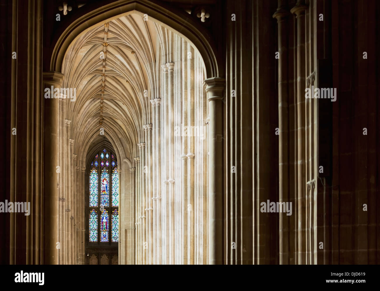 Couloir avec plafond voûté et Vitrail, Canterbury, Kent, Angleterre Banque D'Images