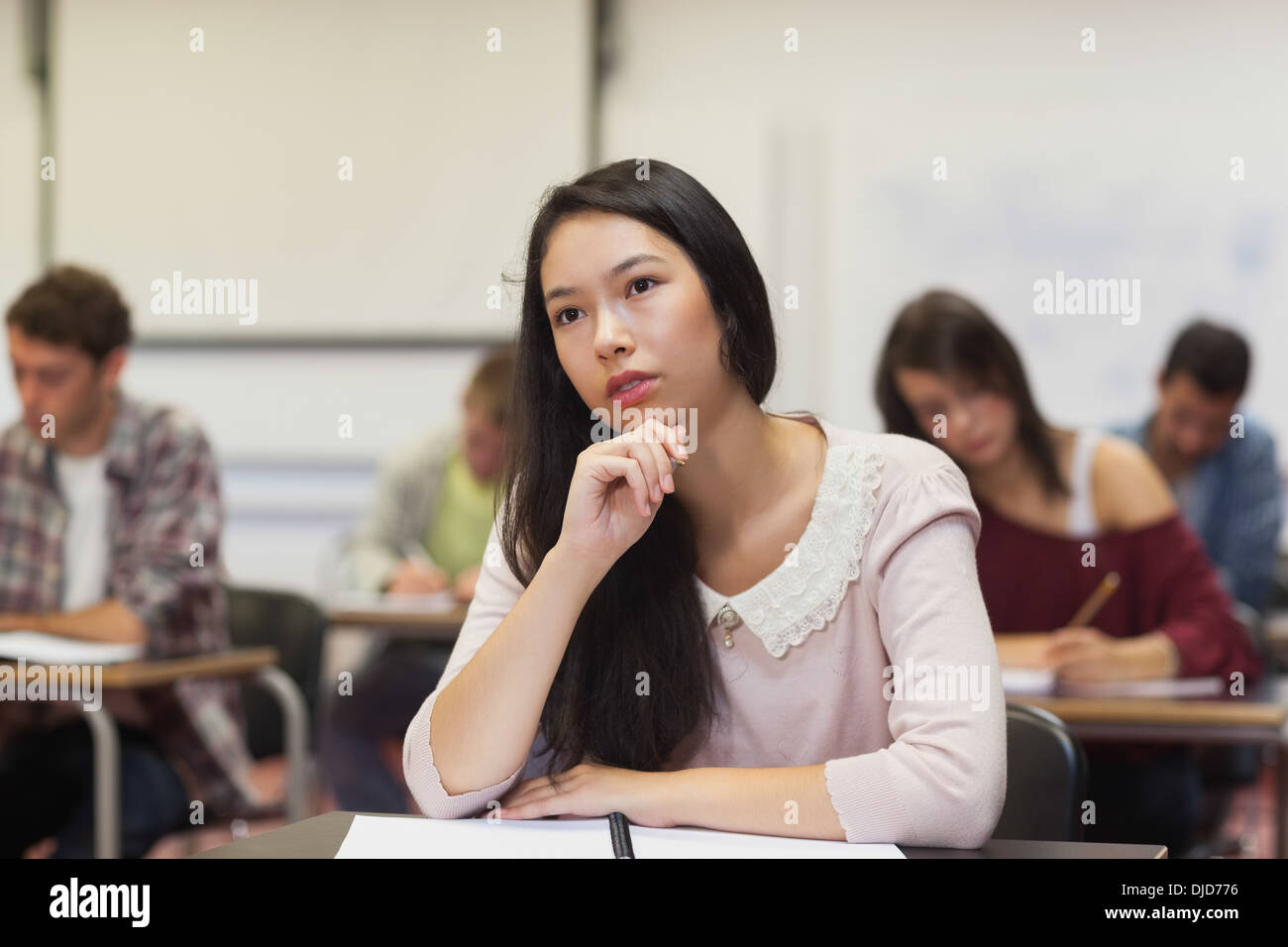 L'accent étudiant asiatique à l'écoute dans la classe Banque D'Images