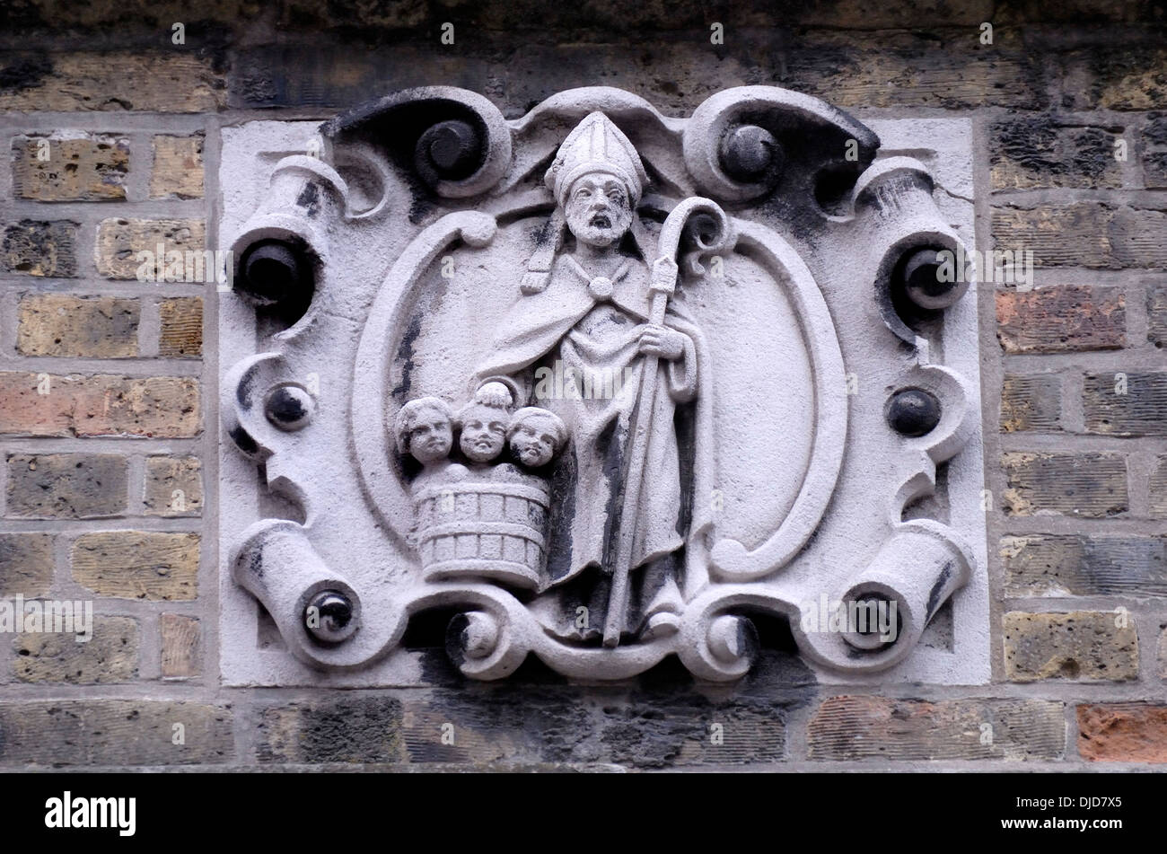 Bruges / Brugge, Belgique. Détail de la façade à Rue Des Pierres non 7- St Nicholas et trois enfants / innocents dans un tonneau Banque D'Images