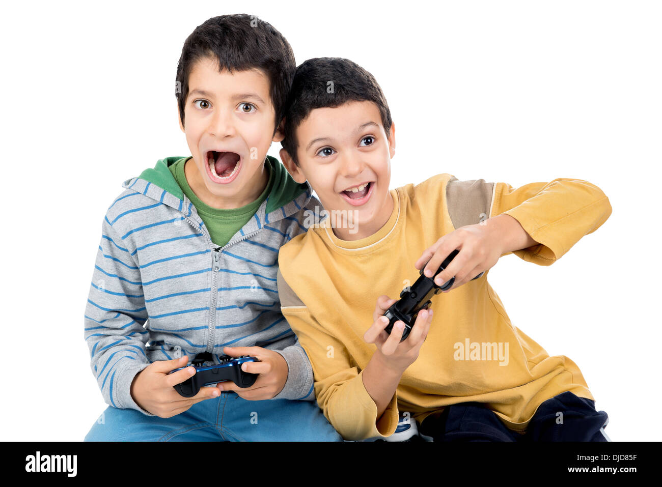 Les garçons à jouer à des jeux vidéo en blanc isolé Banque D'Images