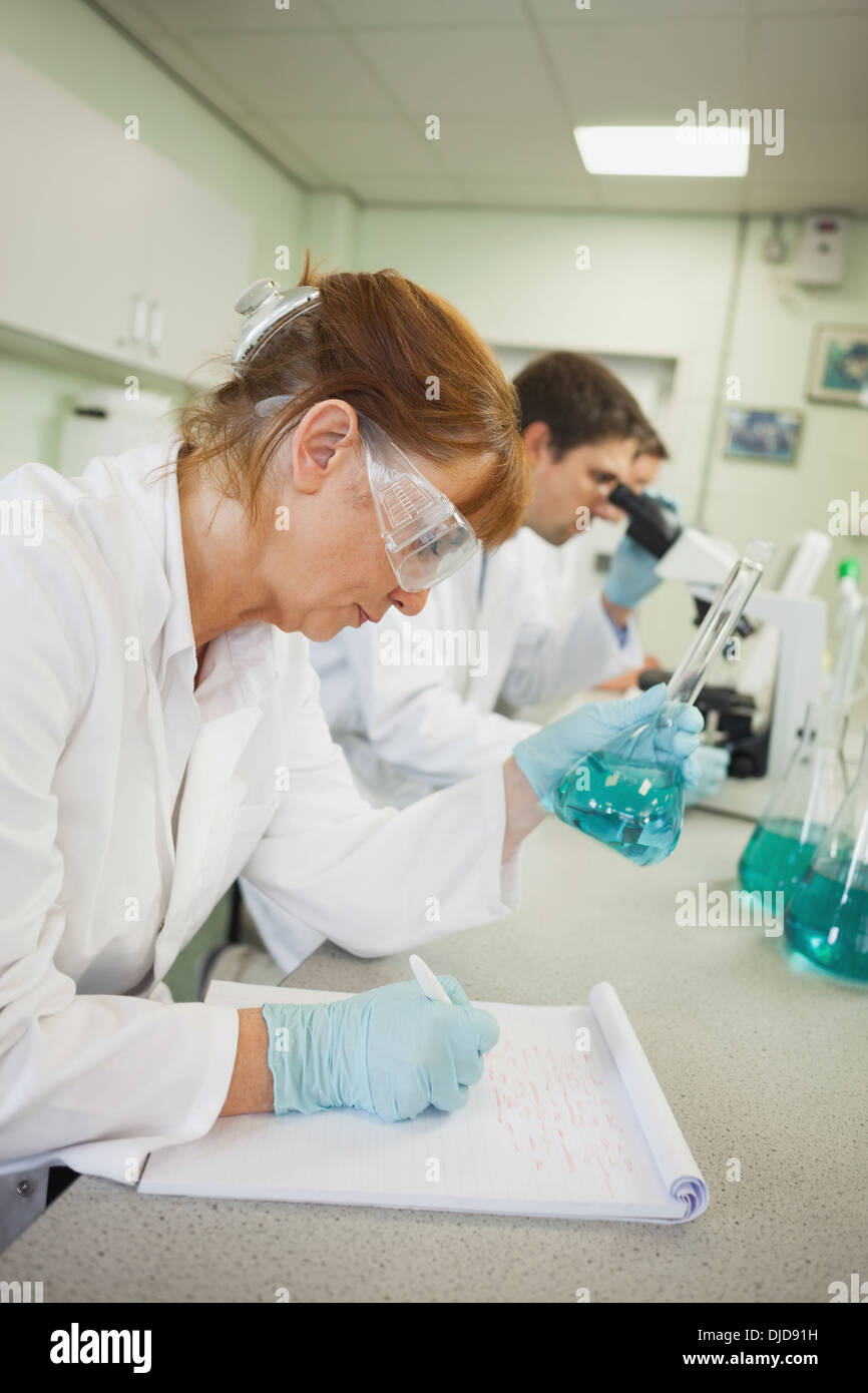 Voir le profil de trois scientifiques qui travaillent dans un laboratoire Banque D'Images