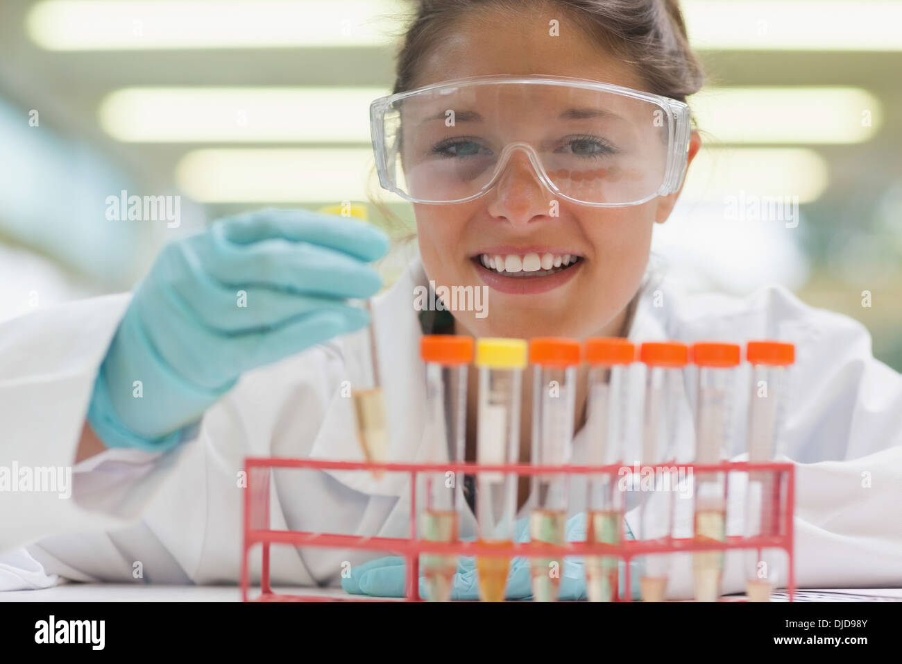 Cheerful student Placement test tube rack dans Banque D'Images