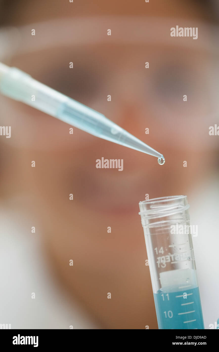 Extreme close up of pipette and test tube Banque D'Images