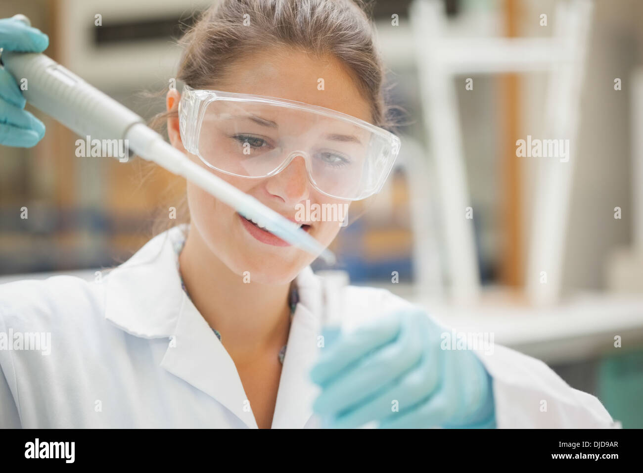 Student holding pipette grand attrayant Banque D'Images