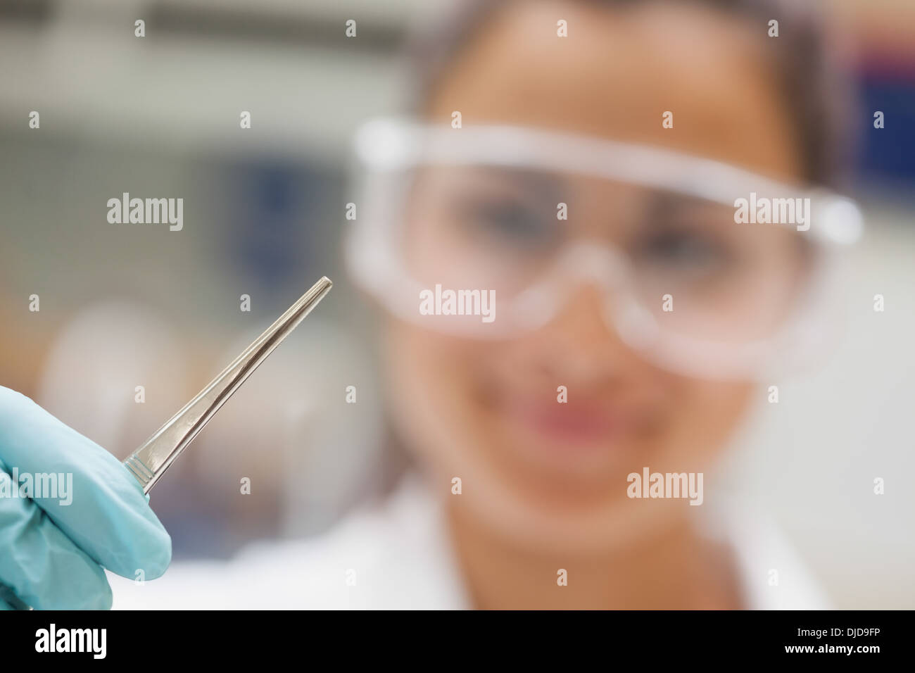 Close up de pipetter attente par élève Banque D'Images