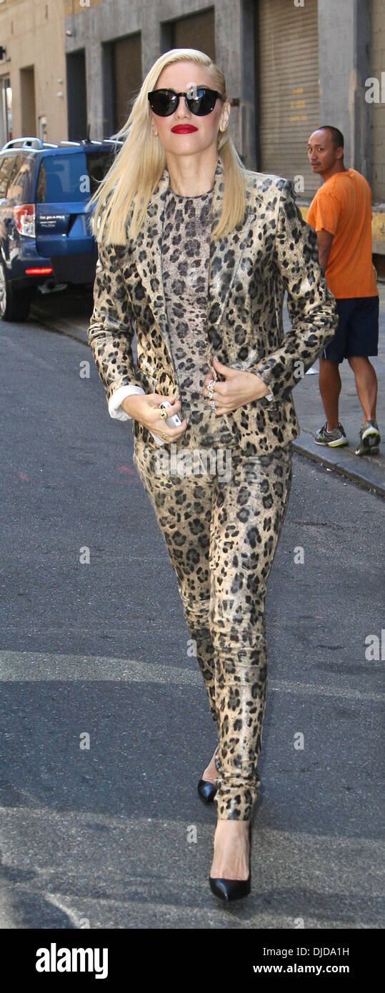 Gwen Stefani vêtu d'un costume imprimé léopard arrivant à un studio de répétition, avec sa 'aucun doute' band mates Downtown, Manhattan. La ville de New York, USA - 25.07.12 Banque D'Images