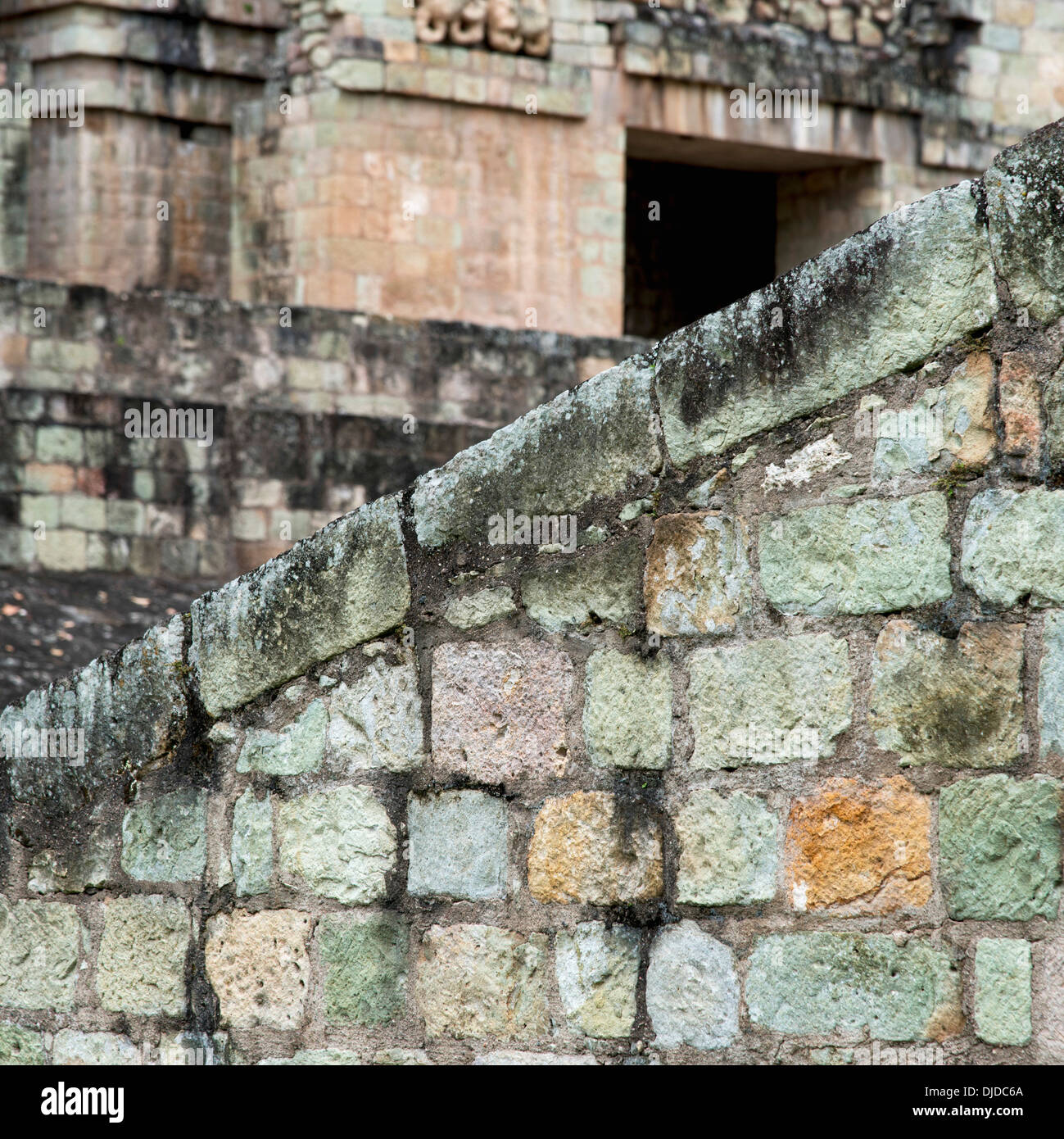 Un mur de pierre d'une civilisation maya à Copan ruines ; Copan, Honduras Banque D'Images