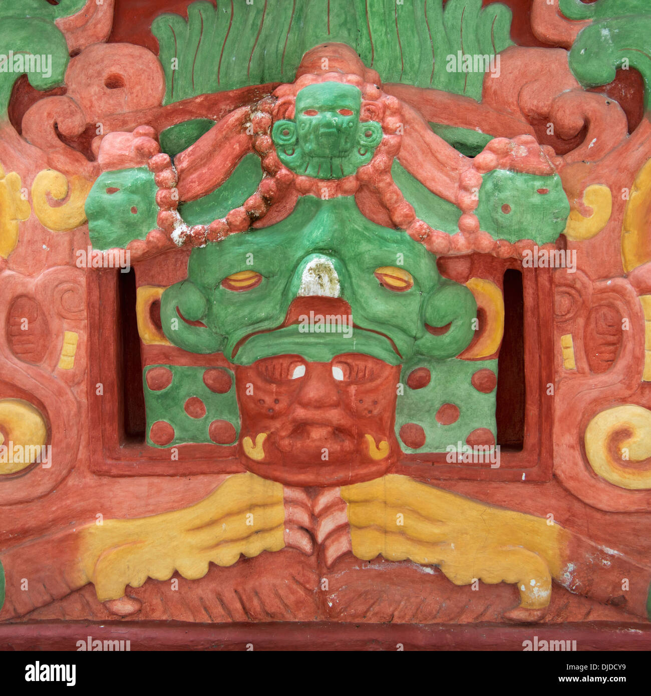 Une pierre sculptée colorés de l'image dans une civilisation maya à Copan ruines ; Copan, Honduras Banque D'Images