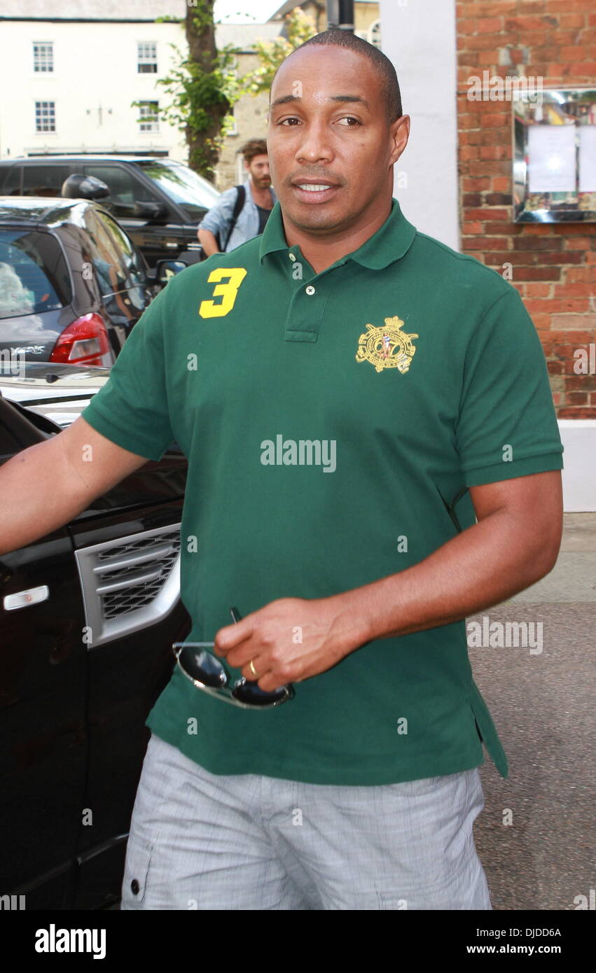 Paul Ince des stars qui quittent leur hôtel après avoir assisté au mariage de Rochelle Wiseman et Marvin Humes qui a eu lieu le vendredi (27 juillet) à Blenheim Palace Angleterre - 28.07.12 Banque D'Images