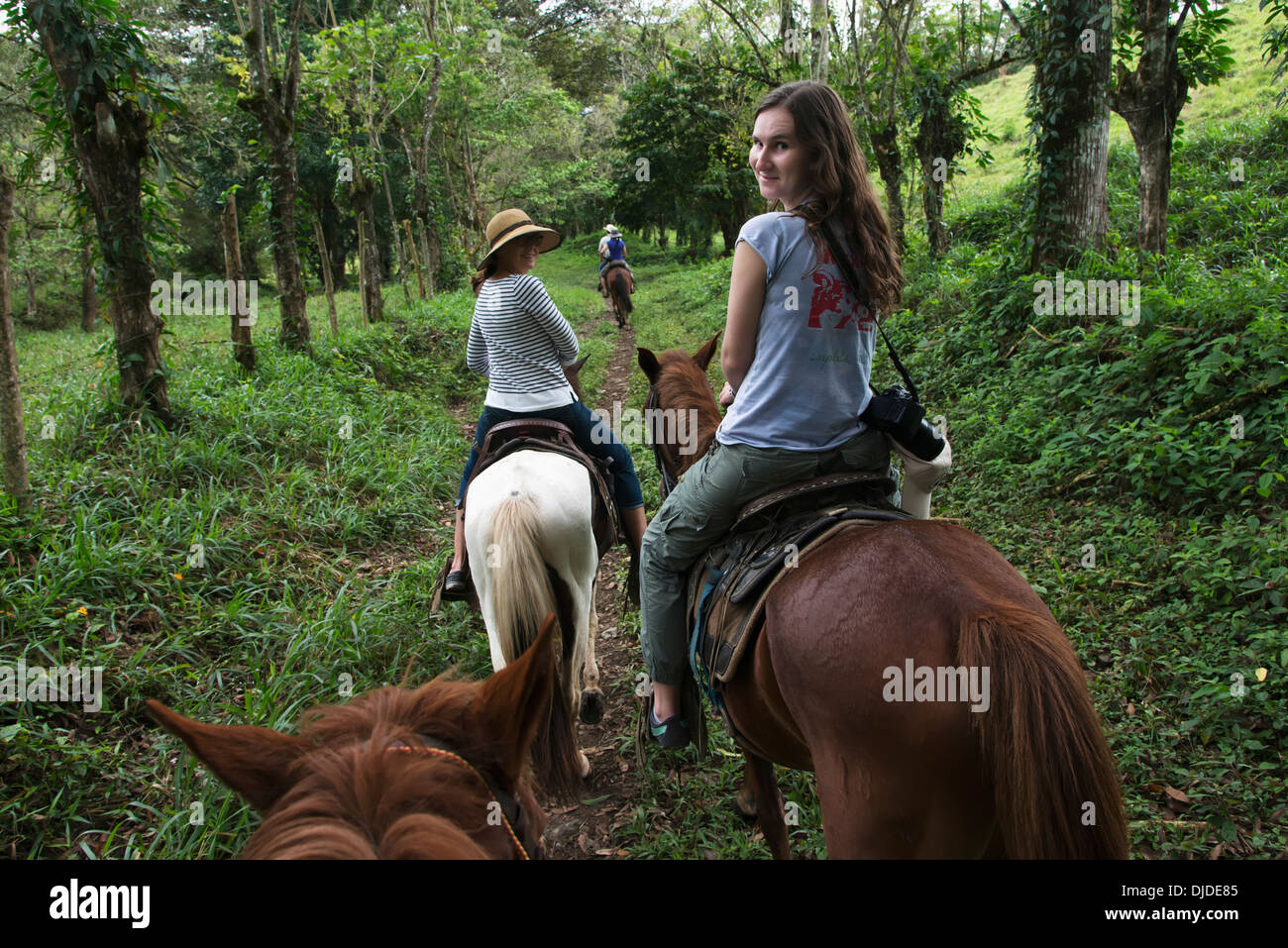 Une jeune femme et sa mère monter à cheval sur un sentier ; Zacapa, Guatemala Banque D'Images