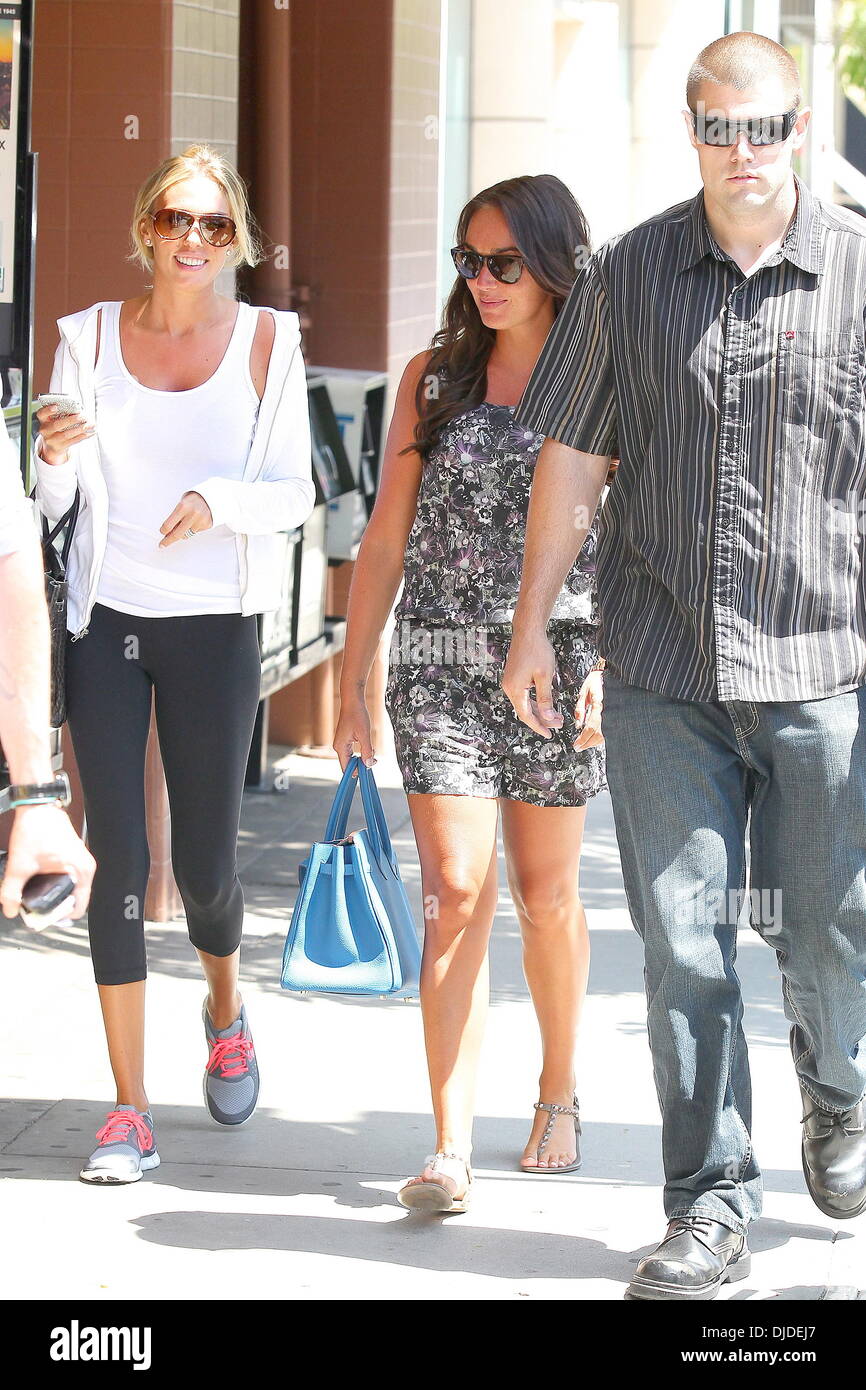 Tamara et Petra Ecclestone vu dans Beverly Hills shopping et s'arrête à un café Starbucks pour Los Angeles, Californie - 31.07.12 Banque D'Images