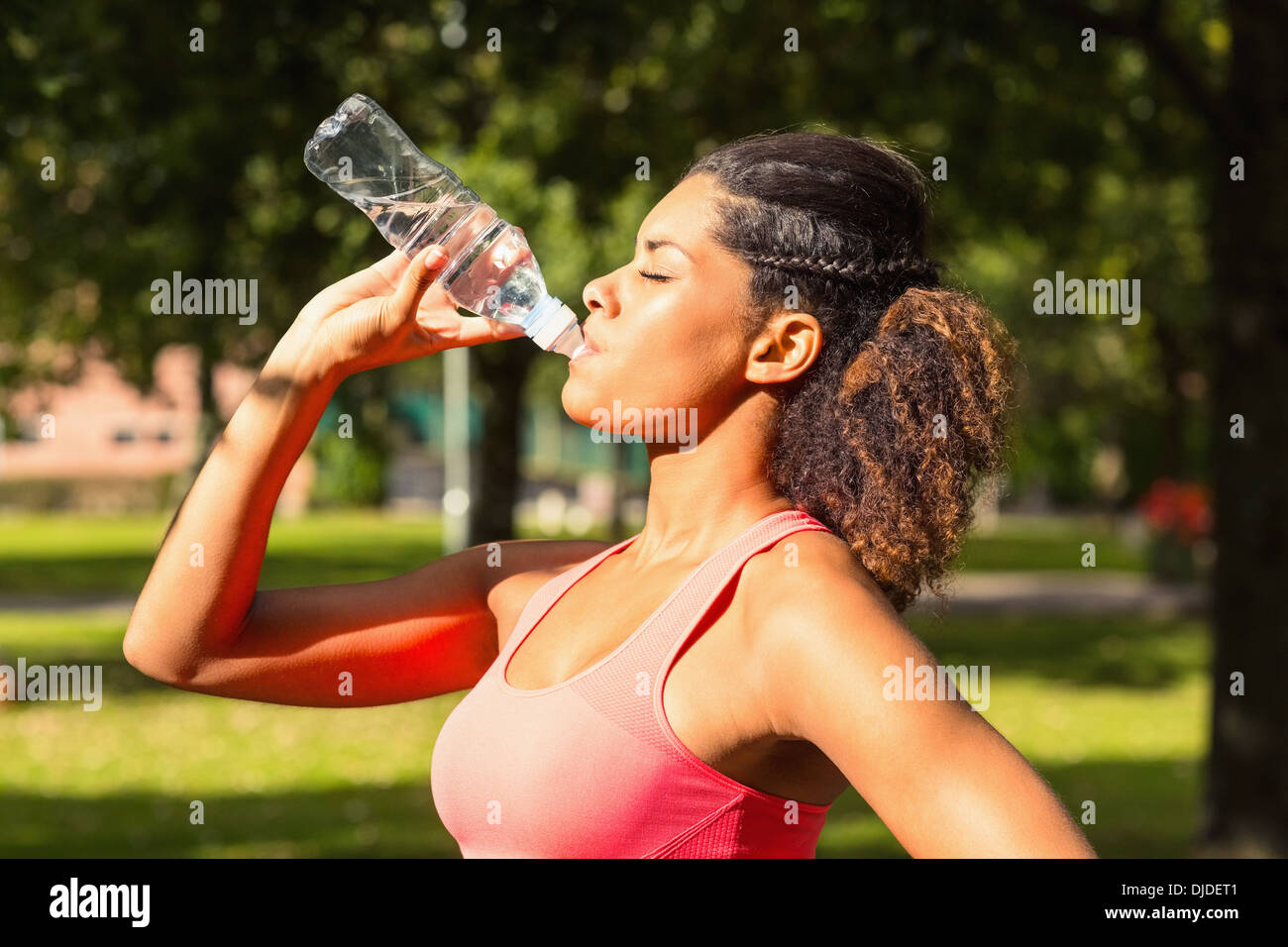 Gros plan d'une femme fatiguée de l'eau potable dans park Banque D'Images
