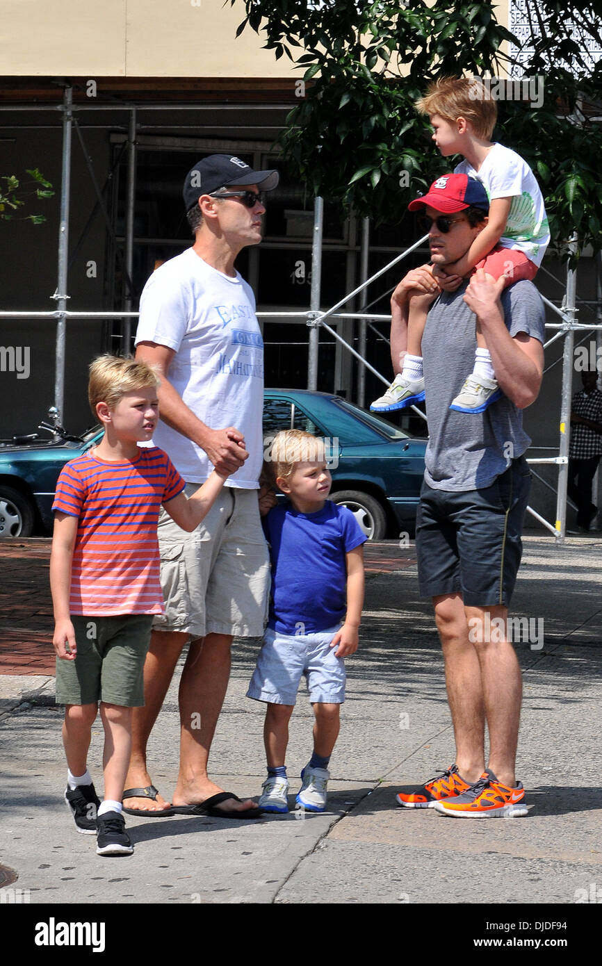 Matt Bomer, salles de Simon et fils Kit, Walker et Henry Matt Bomer et partenaire dehors et environ avec leurs trois fils Où : New York City, United States Quand : 02 août 2012 Banque D'Images