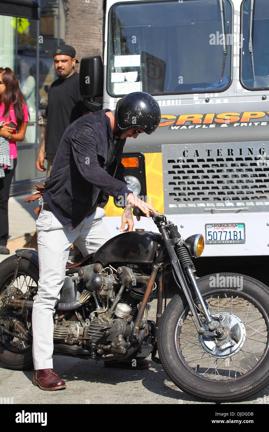 David Beckham retourne à sa moto Harley Davidson en stationnement après  avoir été repéré à Gjelina dans Venice Beach Los Angeles, Californie -  03.08.12 Photo Stock - Alamy