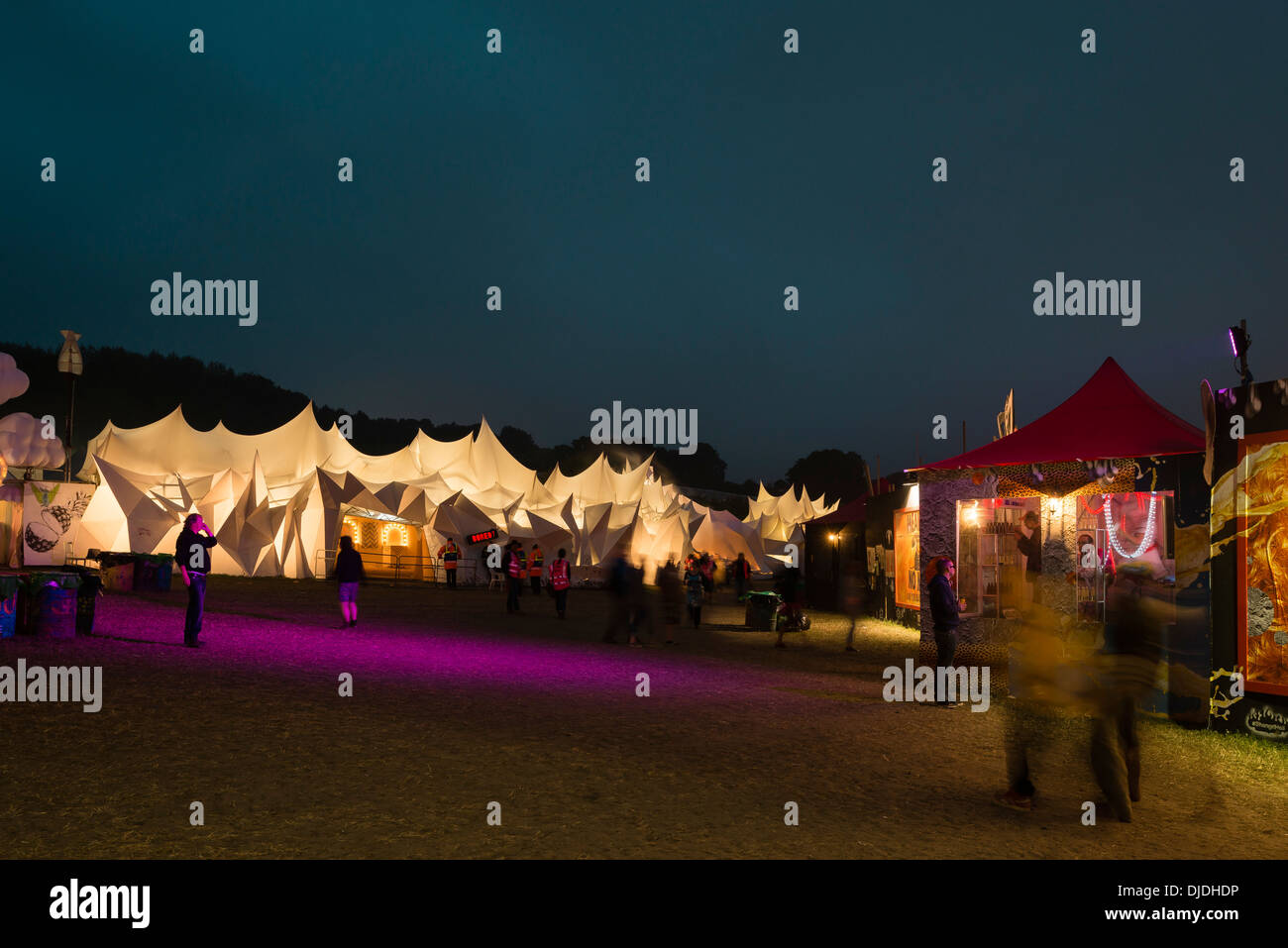 Shangri-La, Glastonbury, Pilton, Royaume-Uni. Architecte : An-Architecture / Andrew T Cross, 2013. Terrain du Festival avec le visiteur Banque D'Images