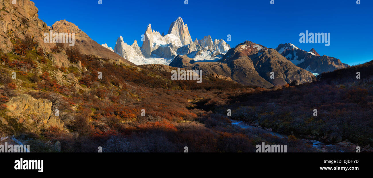 Vue panoramique du massif du Fitz Roy à l'automne les arbres en premier plan.La Patagonie argentine. Banque D'Images
