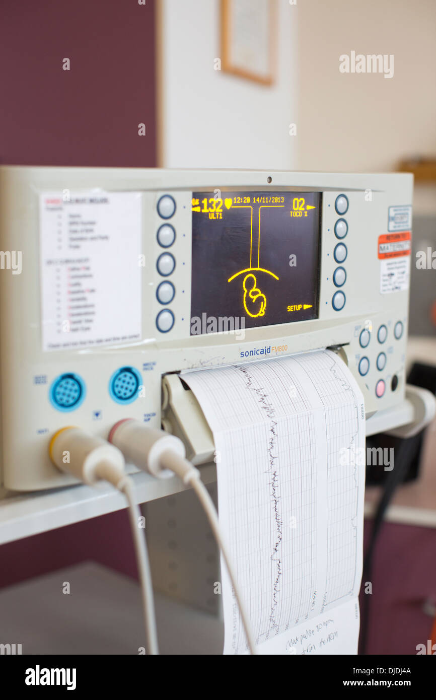 La surveillance électronique du Fœtus, cardiotocography en maternité d'un hôpital, Kingston Upon Thames, Surrey, England, UK Banque D'Images