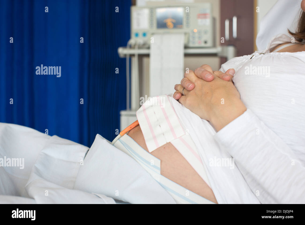 La surveillance électronique du Fœtus, cardiotocography en maternité d'un hôpital, Kingston Upon Thames, Surrey, England, UK Banque D'Images