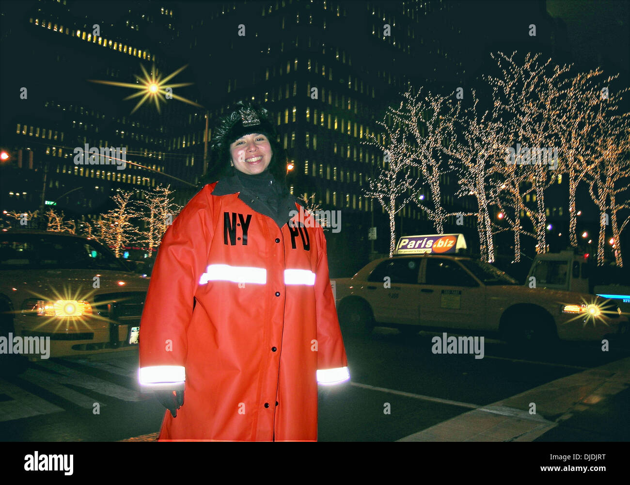 Une policière de la ville de New York sur la sixième Avenue à Manhattan, New York City avec des lumières de Noël en arrière-plan. Banque D'Images
