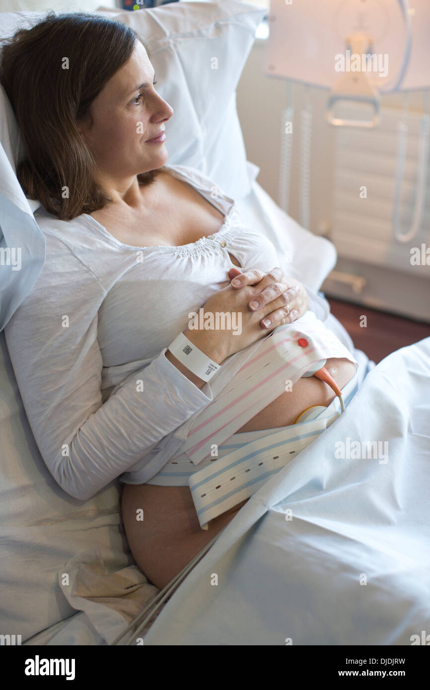 La surveillance électronique du Fœtus, cardiotocography en maternité d'un hôpital, Kingston Upon Thames, Surrey, England, UK Banque D'Images