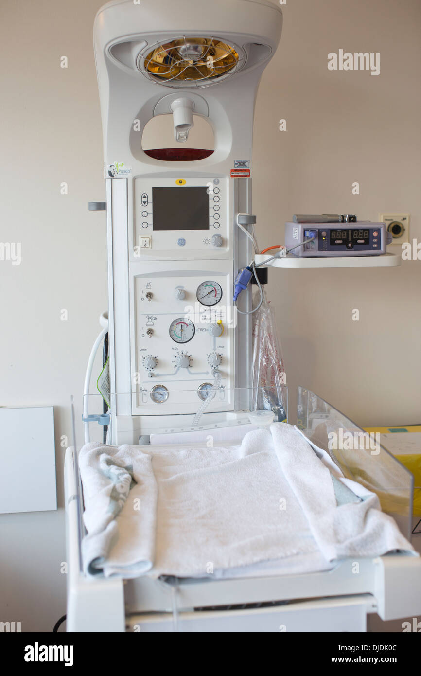 La surveillance électronique du Fœtus, cardiotocography en maternité d'un hôpital, Kingston Upon Thames, Surrey, England, UK Banque D'Images