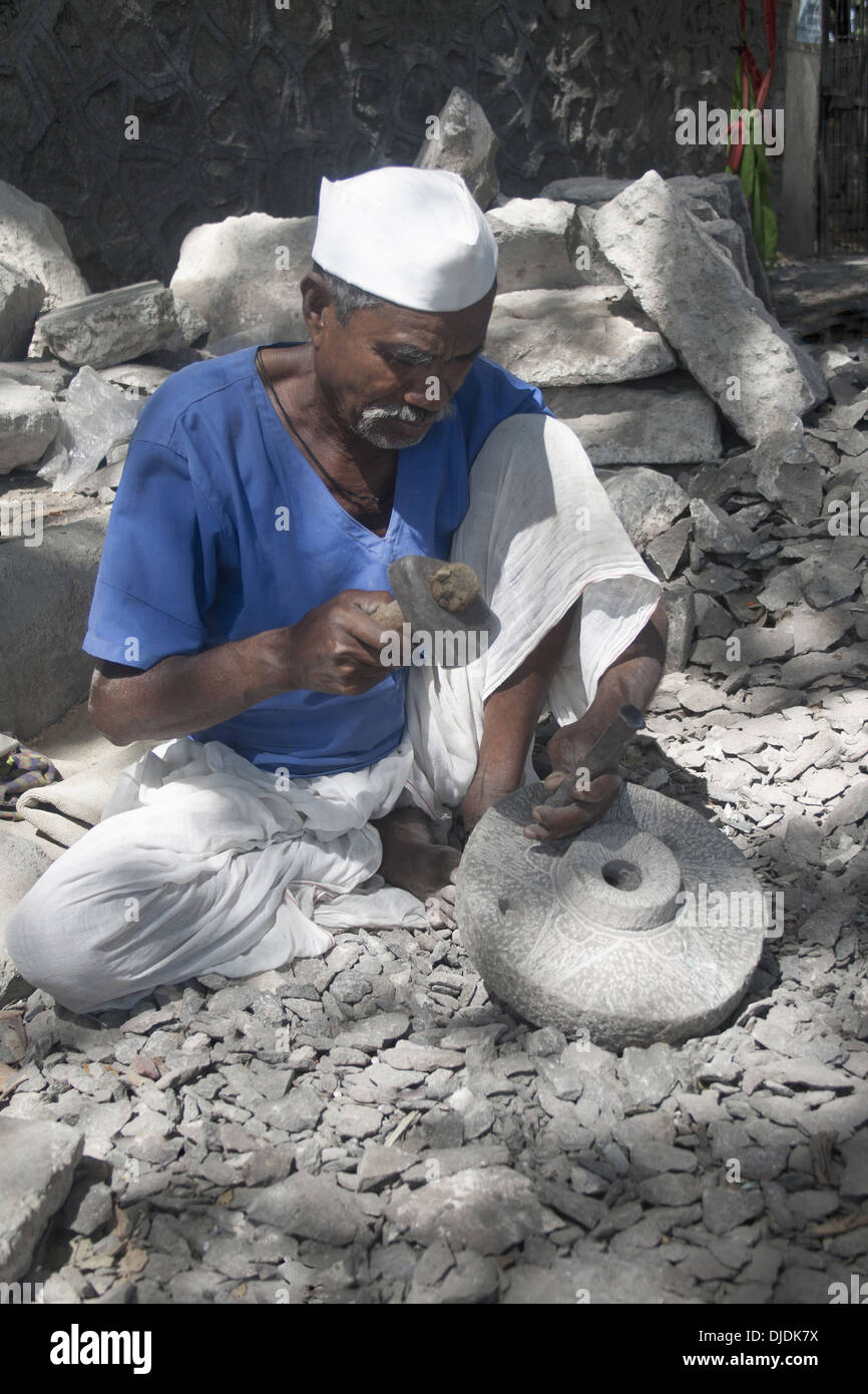 Man making stone grinder. Pune Maharashtra Inde Banque D'Images