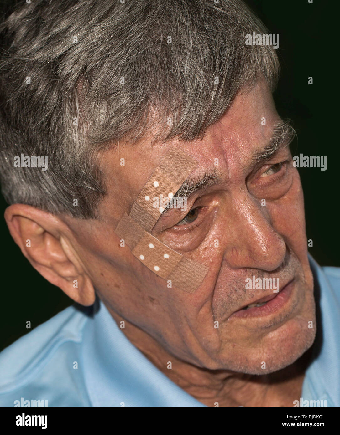 Un homme âgé avec des pansements sur son visage Photo Stock - Alamy