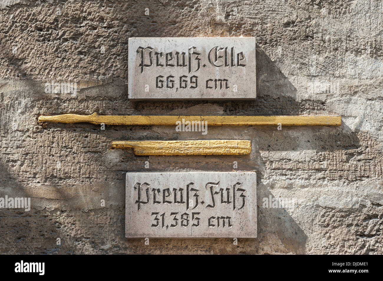 Des mesures historiques de la longueur à l'Hôtel de Ville, dorée avec des panneaux explicatifs, Bad Langensalza, Thuringe, Allemagne Banque D'Images