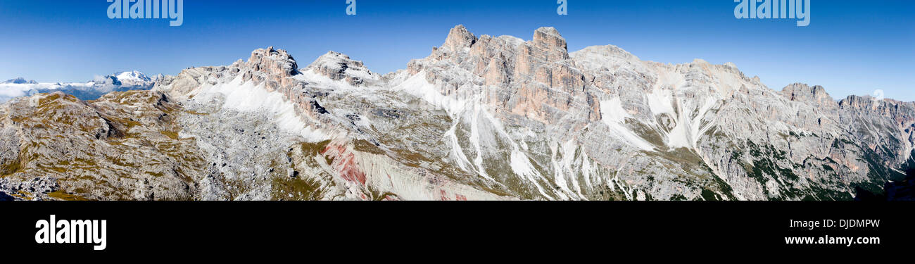 Fanesspitze et Montagne Montagne Lagazuoi, avec au loin La Montagne Marmolada, vue en montant la Tofane di Rozes Banque D'Images