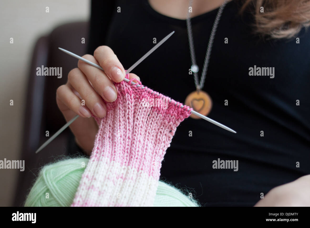Tricot femme hand holding "aiguilles à tricoter" Banque D'Images