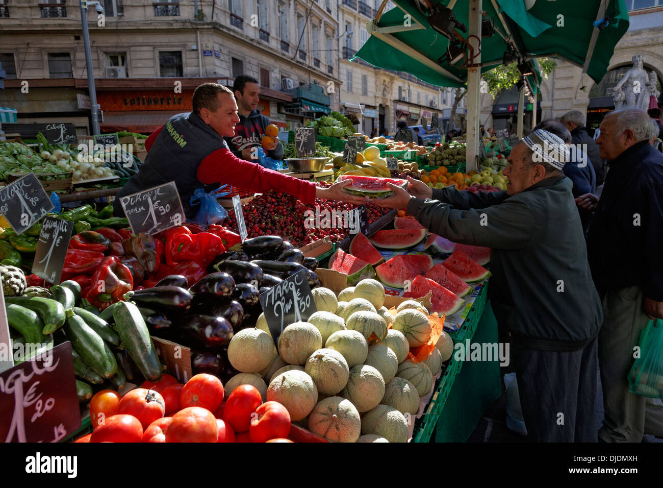 Légumes au Marché des Capucins market dans le quartier de Noailles, centre historique, Marseille, Département Banque D'Images