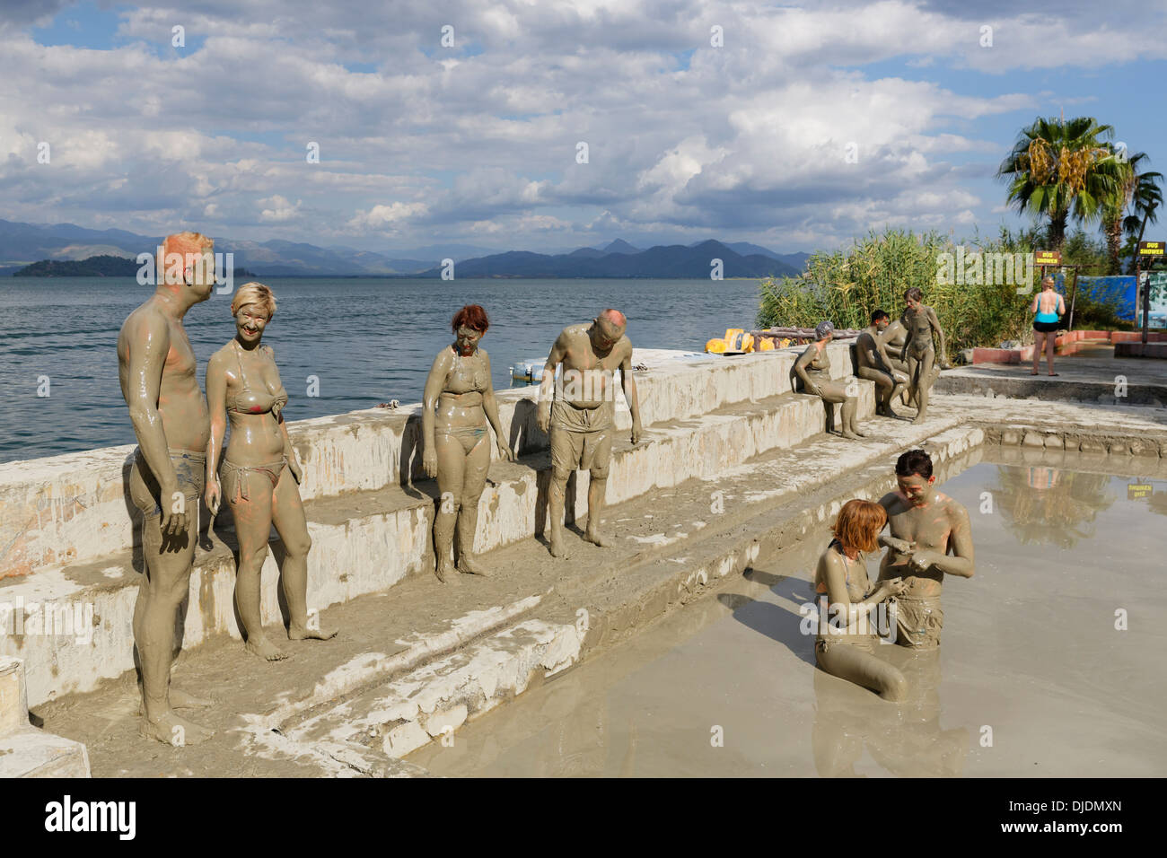 Les personnes qui prennent un bain de boue, Thermes de Sultaniye Koycegiz lac Koycegiz Gölü ou près de Dalyan, Muğla Province, Bain Turc Banque D'Images