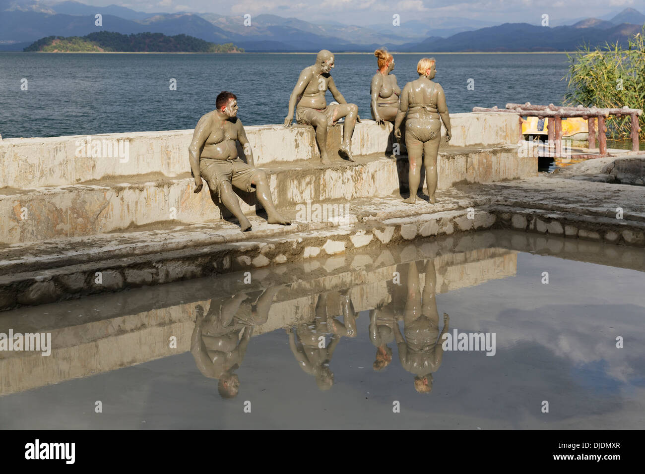 Les personnes qui prennent un bain de boue, Thermes de Sultaniye Koycegiz lac Koycegiz Gölü ou près de Dalyan, Muğla Province, Bain Turc Banque D'Images
