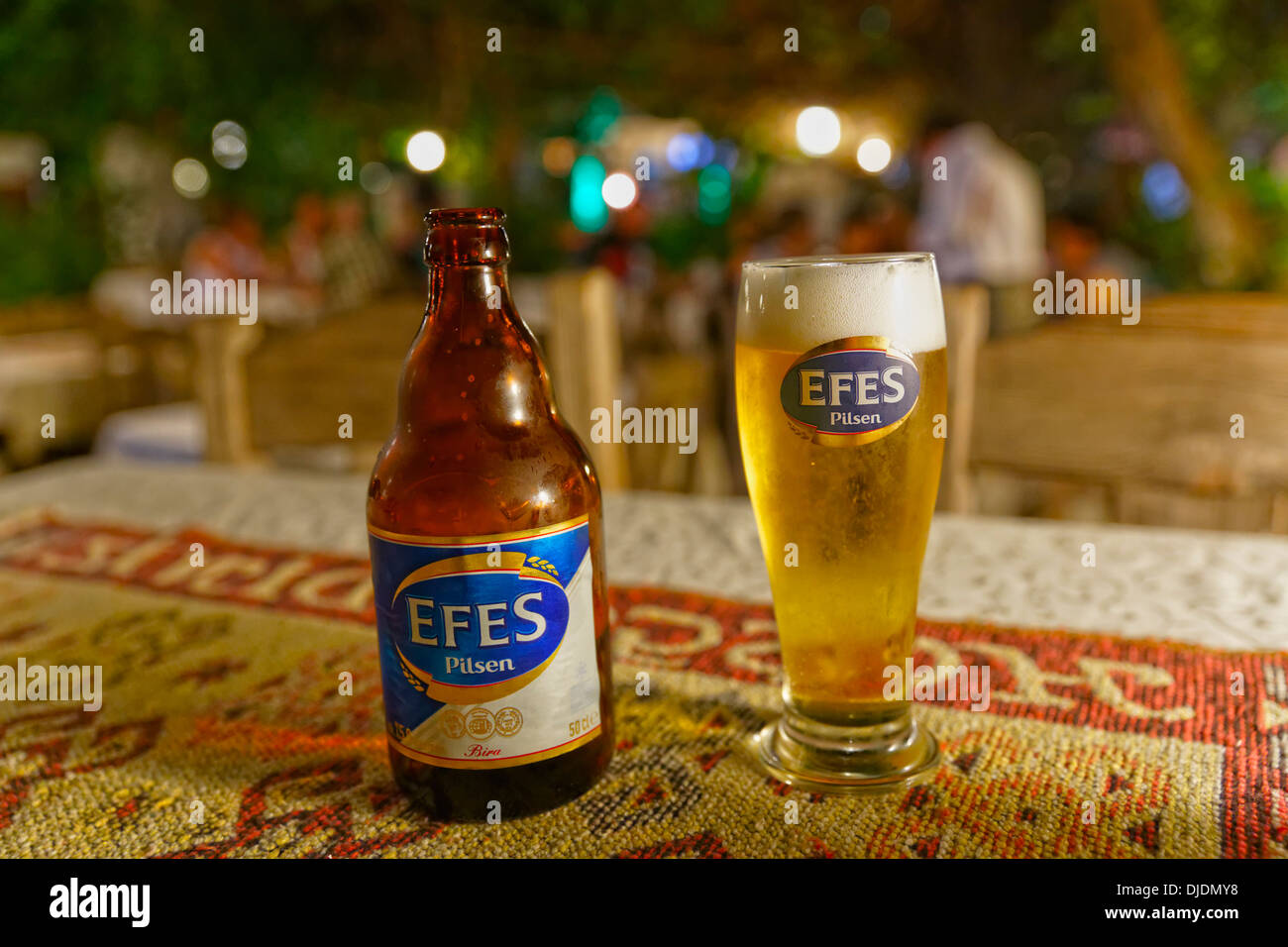 Efes Pilsen bière bouteille et verre de bière, Dalyan, Muğla Province, Riviera turque ou Côte Turquoise, la mer Egée, en Turquie Banque D'Images