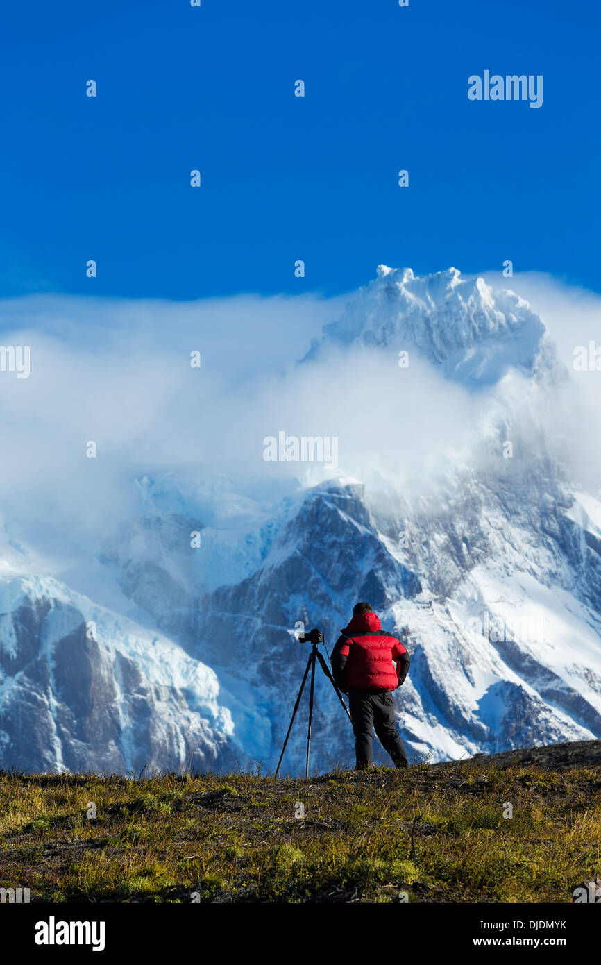 Les touristes photographiant paysages dans le Parc National Torres del Paine au Chili. Banque D'Images