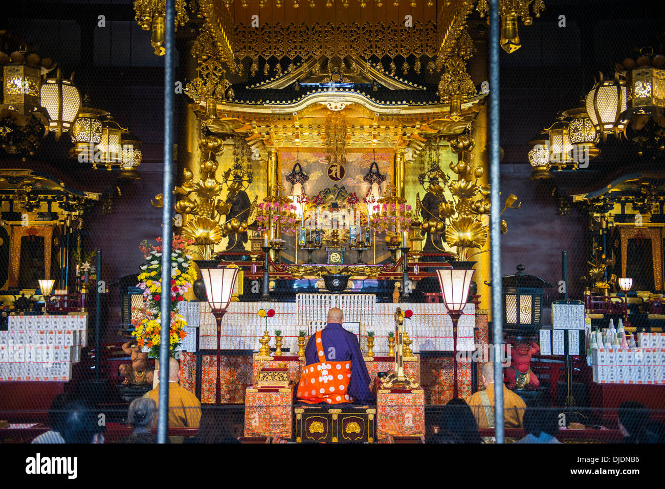 Culte dans le Sensō-ji, Asakusa, Tokyo, Japon Banque D'Images