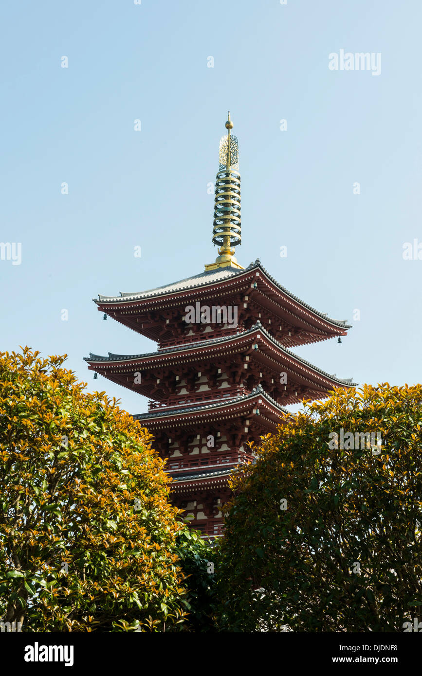 Dans la pagode Sensō-ji, Asakusa, Tokyo, Japon Banque D'Images