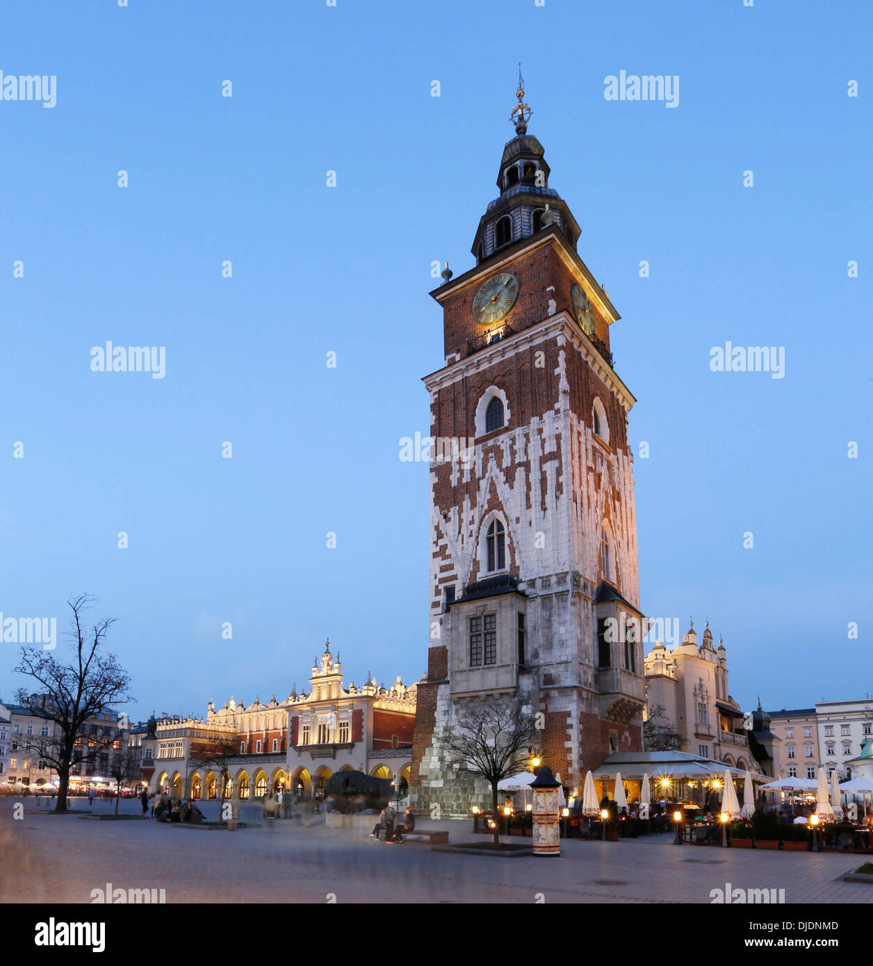 Tour de l'hôtel de ville et la Halle aux draps sur la place principale du marché, Sukiennice w Krakowie, Cracovie, Lesser Poland Voivodeship Banque D'Images
