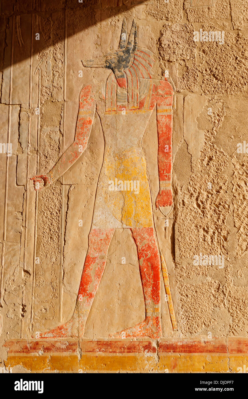 Relief du mur dans la chapelle d'Anubis - temple mortuaire de la reine Hatshepsout à Deir el-Bahri, Louxor, Egypte Banque D'Images
