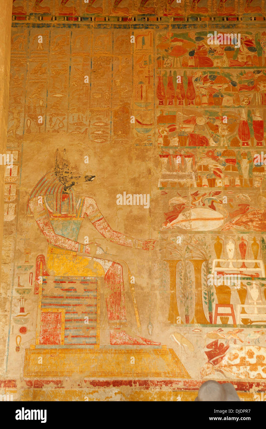 Relief du mur dans la chapelle d'Anubis - temple mortuaire de la reine Hatshepsout à Deir el-Bahri, Louxor, Egypte Banque D'Images