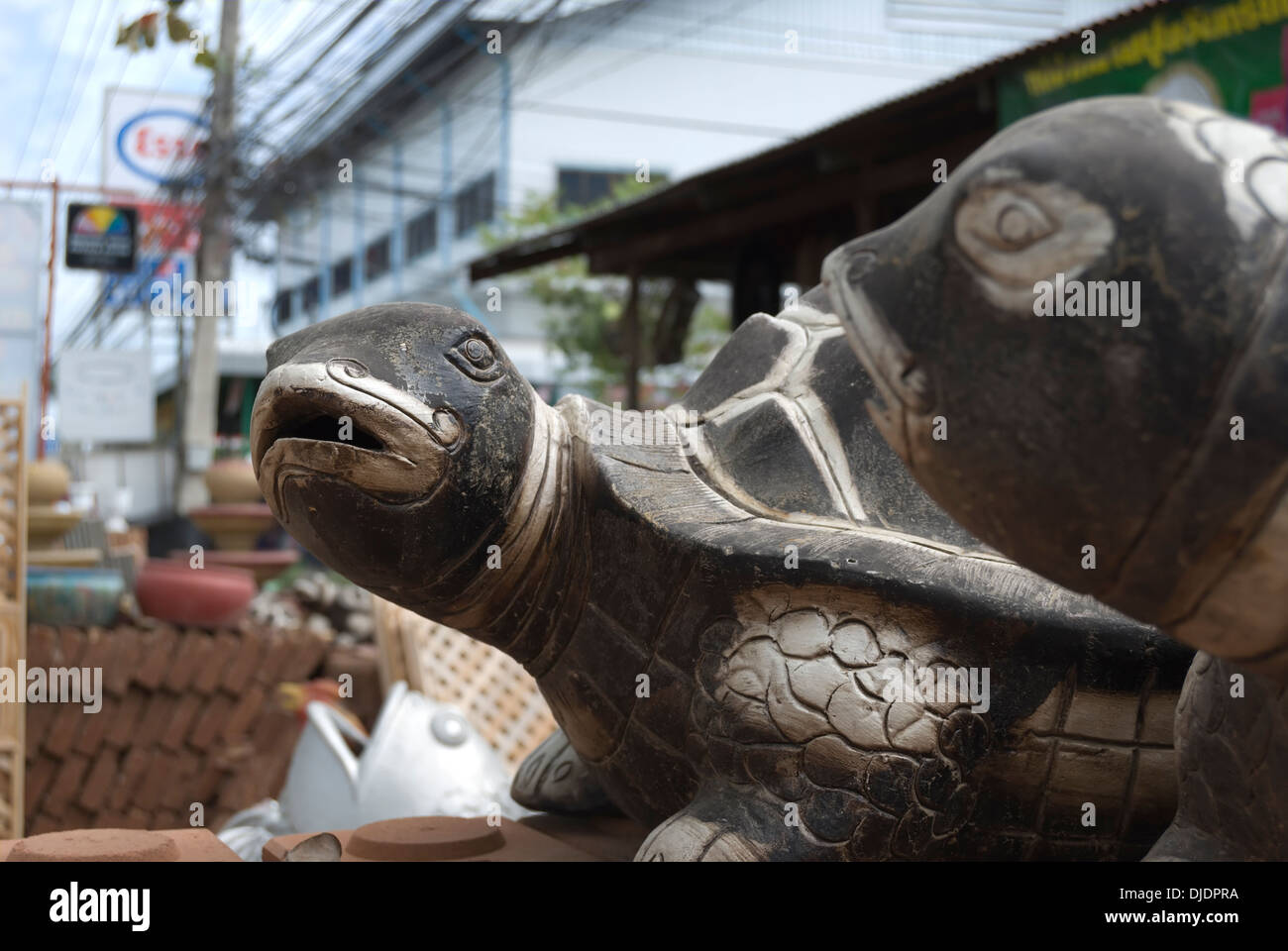 Deux tortues parmi les chiffres insolites vendus comme des ornements de jardin dans un magasin à phetchabun, Thaïlande Banque D'Images