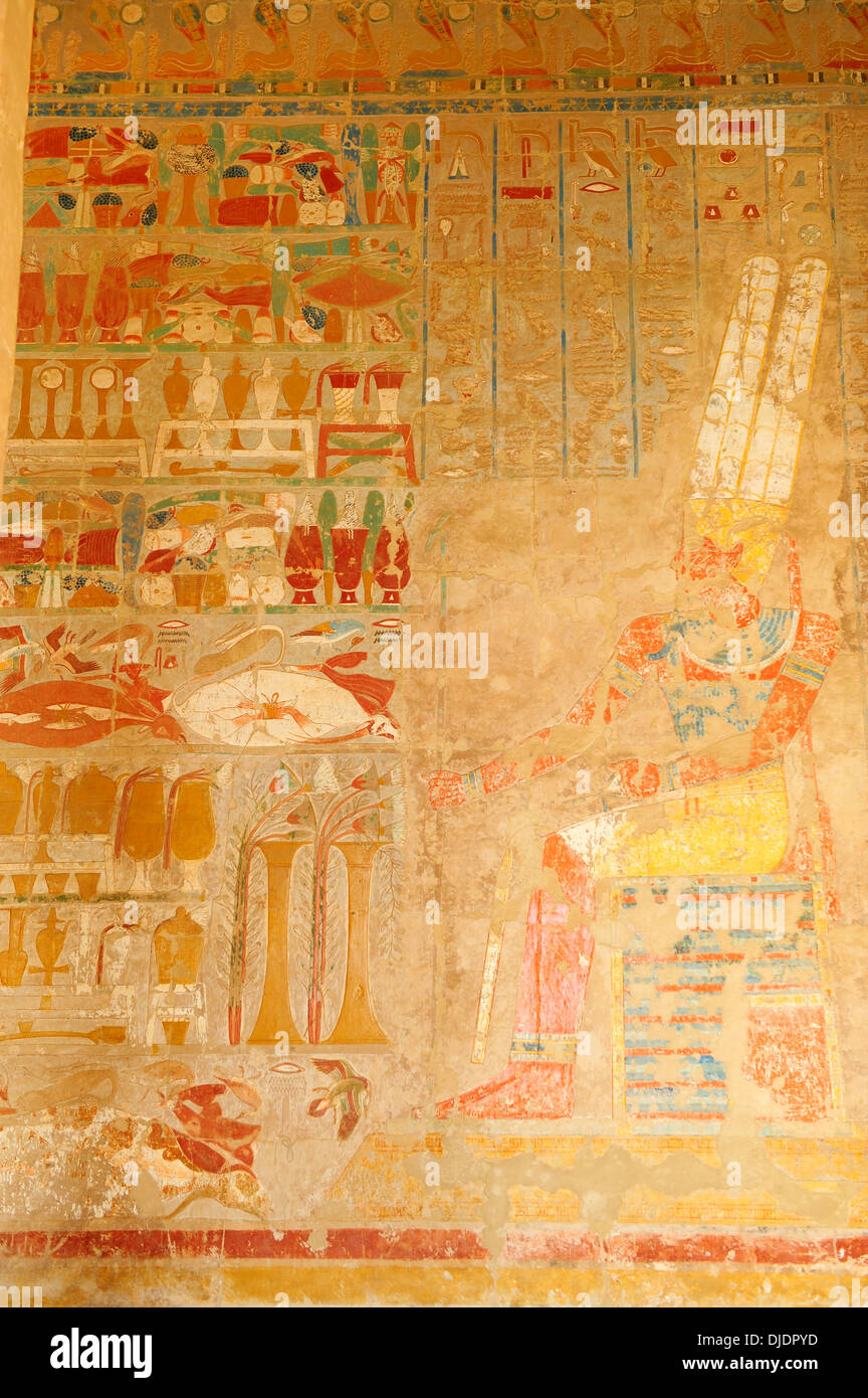 Relief du mur dans la chapelle d'Anubis - temple mortuaire de la reine Hatshepsout à Deir el-Bahri, Louxor, Egypte Banque D'Images