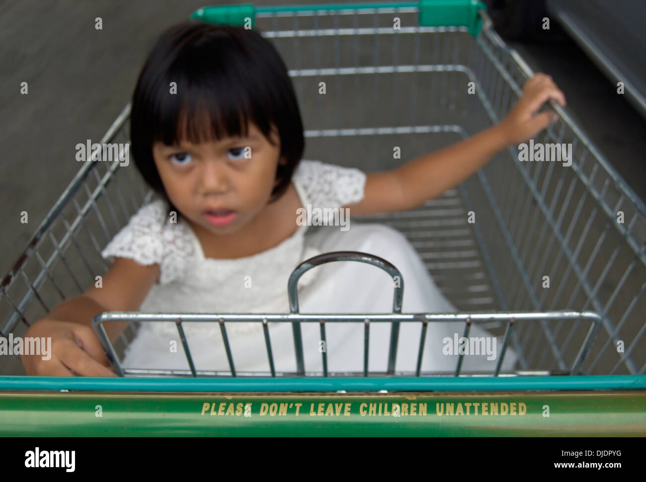 Trois ans fille thaïe dans panier avec étiquette, veuillez ne pas laisser les enfants sans surveillance, Thaïlande, phetchabun Banque D'Images