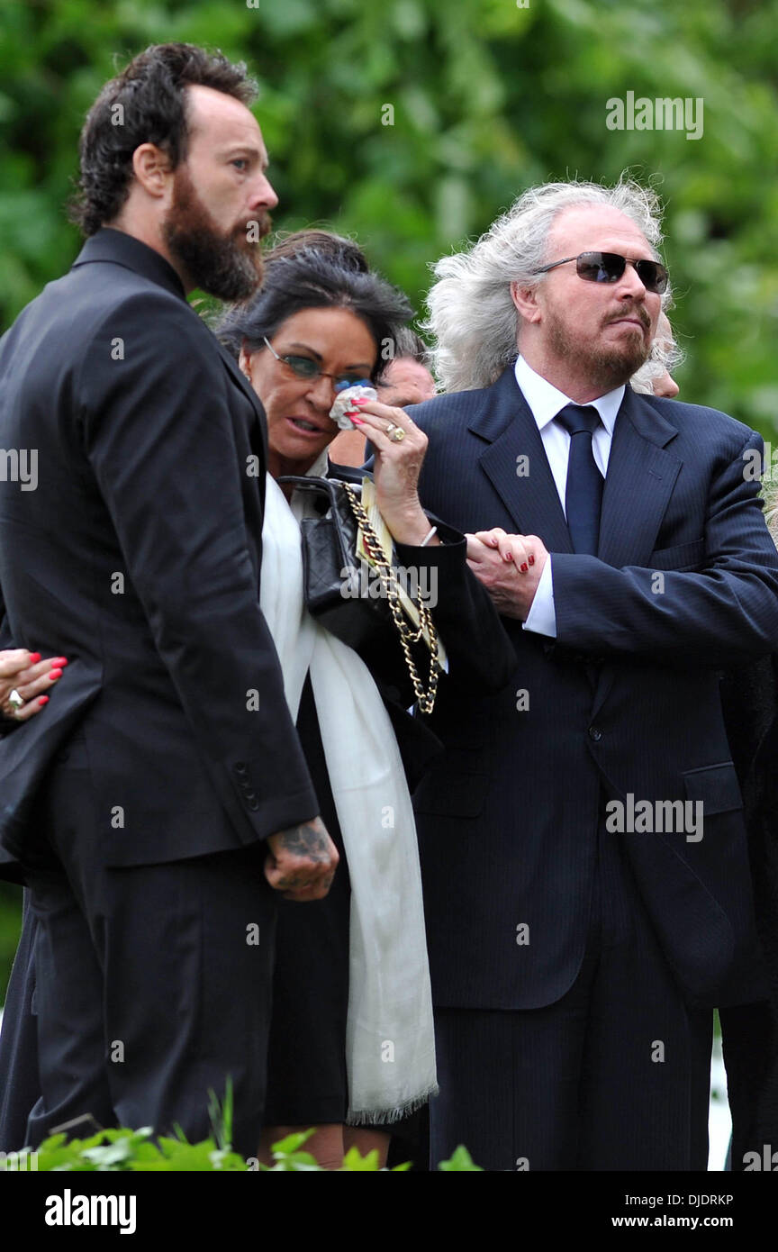 Stevie Gibb, Linda Ann Gray, Barry Gibb et Dwina Gibb Robin Gibb des  funérailles de tient dans sa ville natale de Thame Oxfordshire, Angleterre  - 08.06.12 Photo Stock - Alamy