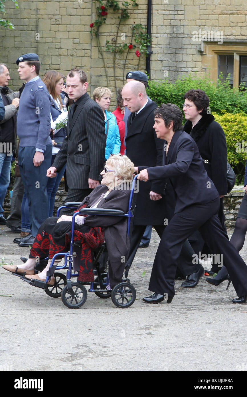 Barbara Gibb Robin Gibb des funérailles de tient dans sa ville natale de Thame Oxfordshire, Angleterre - 08.06.12 Banque D'Images