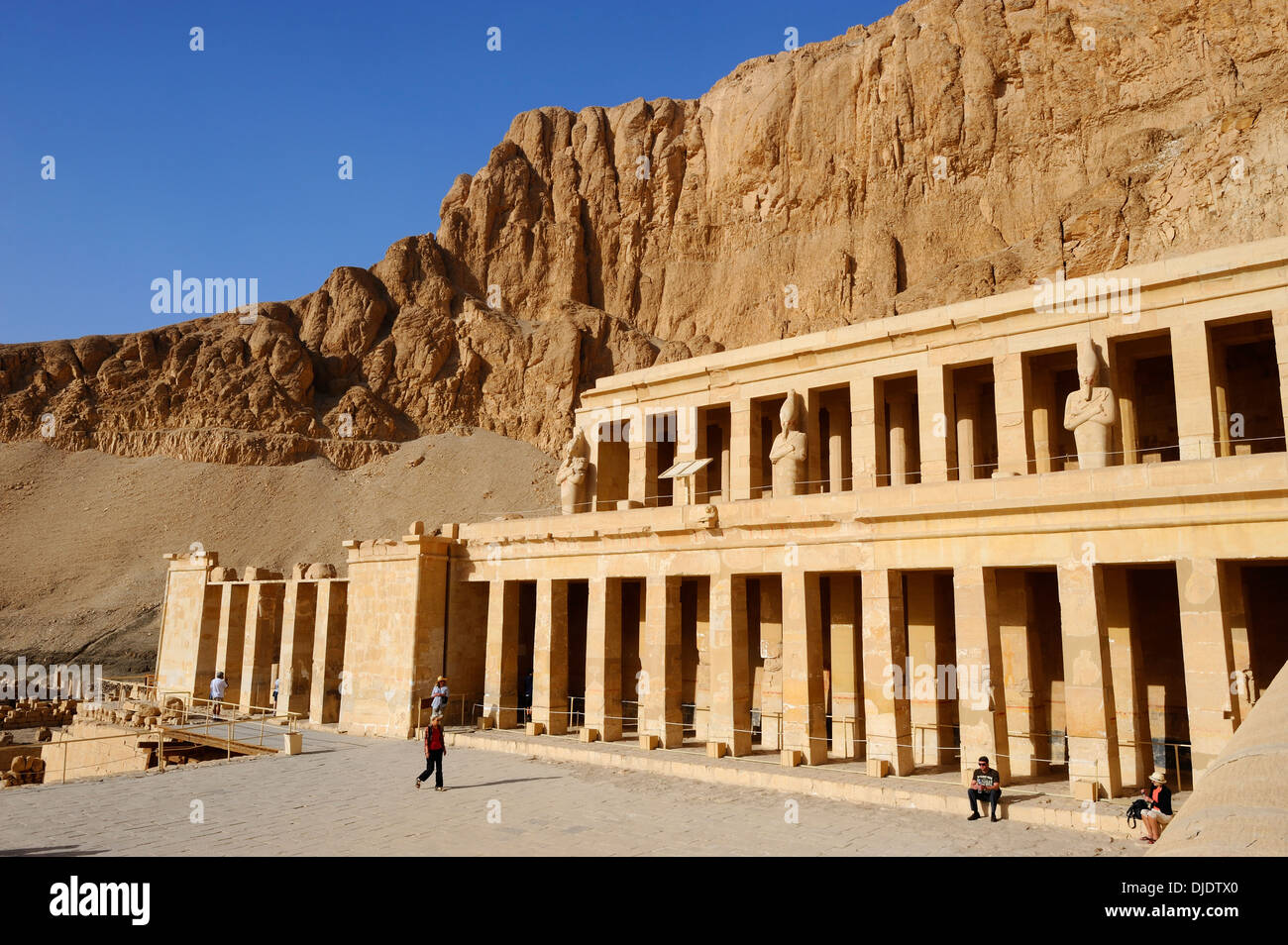 Terrasses supérieures de temple funéraire de la Reine Hatshepsout à Deir el-Bahri, Luxor, Egypt Banque D'Images