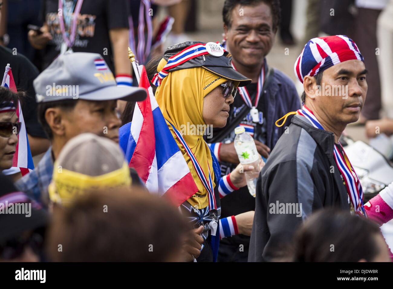 Bangkok, Thaïlande. 27 nov., 2013. Les manifestants à pied dans le ministère des Finances à Bangkok. Il n'y a toujours aucun signe de la police ou le personnel de sécurité du ministère et il n'y a eu aucun effort pour expulser les manifestants. Des manifestants anti-gouvernementaux continuent d'occuper le ministère des Finances à Bangkok. © Jack Kurtz/ZUMAPRESS. Credit : ZUMA Press, Inc./Alamy Live News Banque D'Images