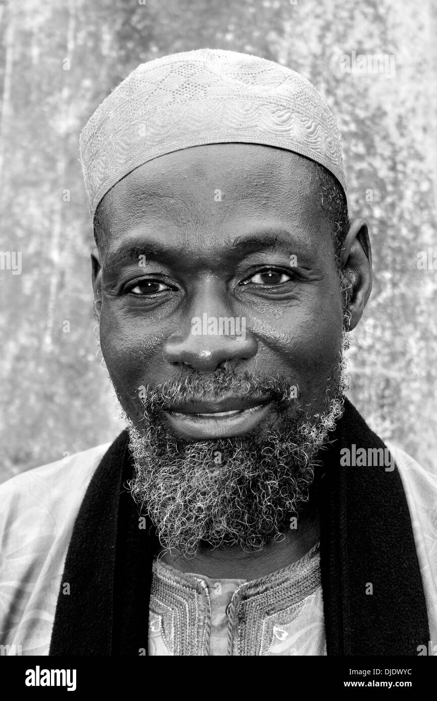 Le noir et blanc Portrait de l'imam de la mosquée Maluwe, Ghana Banque D'Images